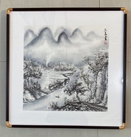 山水画，纯水墨山水画，桂林市美协文靖老师的亲笔纯手绘作品，假一赔万，都是本人精心收藏的，支持第三方鉴定，笔法苍劲有力，浓淡干湿焦，行云流水，皴法点染。画心尺寸为50×50公分，装68×68的框，家里客厅，卧室，玄关，书房，茶室，玄关都可悬挂，闭眼入，真的特别好看。宣纸软片已经托底了，回家可以直接装框了。不带框，放在框里让大家看看效果，不带框的价格哦。