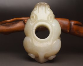 古玉文化，传世玉器,和田玉兽 @ 规格: 6.8×4.3×1.8厘米，重 87克。 玉质温润细腻，沁色自然，刀功老道，皮壳包浆一流，雕刻生动，线条流畅，品相完美！