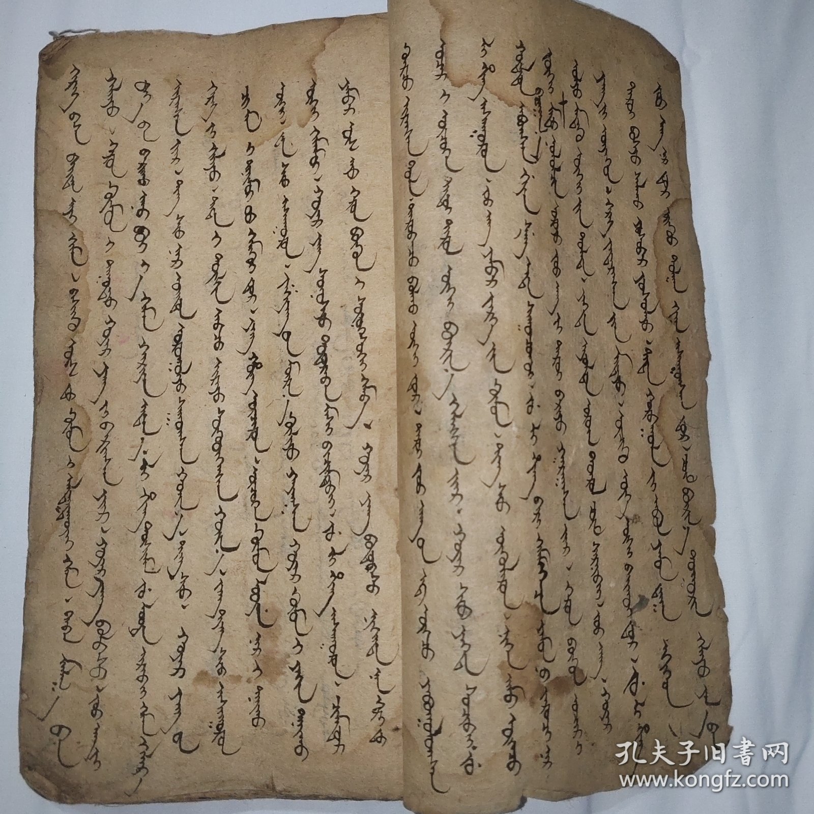 清早期或明末满文手抄本捻装一厚册，满族清军早期文献，里面有涂改痕迹，或为手稿本，所用纸张为北方土纸，字体飘逸不可多得