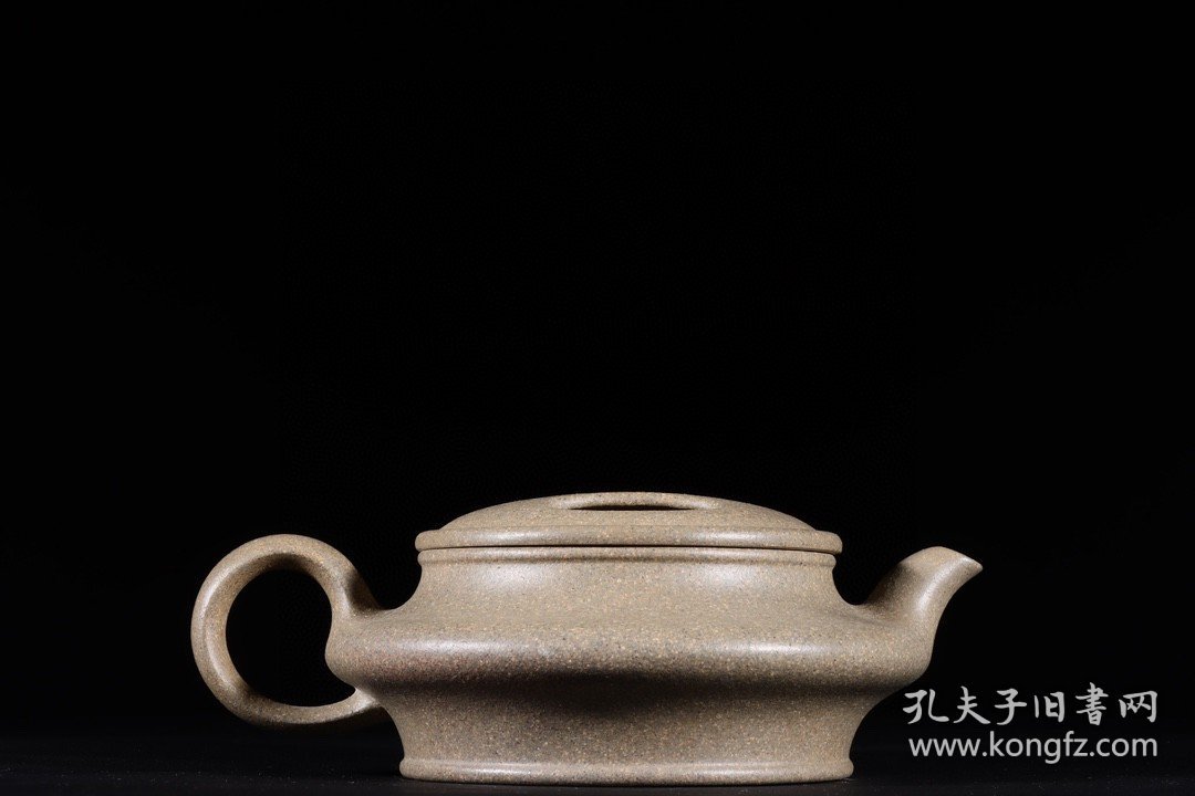 牛盖虚扁紫砂壶 款识：曹婉芬 近现代 高 5.3×15cm
