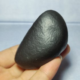 新疆和田县戈壁 超细黑泥石手把件 规格6.5*4*cm 重125克
