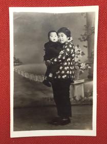 50年代姐弟两合影特色艺术老照片 姐姐穿着花棉袄抱着弟弟