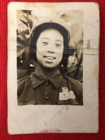 50年代初戴徽章的女军人老照片