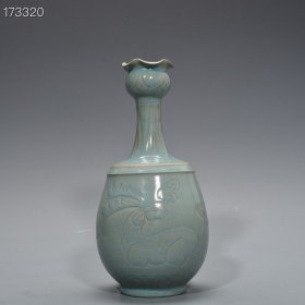 宋清凉寺御制款汝窑天青釉刻鹿衔灵芝纹蒜头瓶 30*15厘米