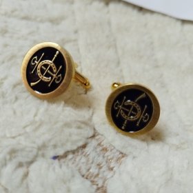 香港马会会徽金色袖扣，瑞典皇家品牌制作。