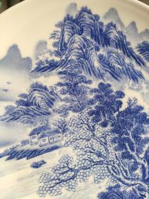 马小英，女，高级陶瓷工艺美术师，1975年生于“瓷都”景德镇陶瓷世家，1996年毕业于景德镇陶瓷美术学院美术系。现为江西省工艺美术学会陶瓷艺术专业委员会委员，景德镇市陶瓷美术家协会会员。毕业后，一直从事陶瓷绘画创作工作。