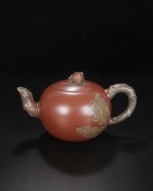 珍藏精品紫砂壶 品名：寿桃 底款：周桂珍 尺寸：15/8cm 容量：350cc 紫砂分类：清水泥 底款介绍：周桂珍，女，1943年生于宜兴丁蜀镇 ，宜兴紫砂陶制作技艺非遗传承人，1958年进入紫砂工艺厂。早期拜师王寅春和顾景舟先生，退休后定居北京。40余年的创造生涯，使她在紫砂艺术上取得了显著的成绩。先后获得高级工艺美术师、江苏省工艺美术大师、中国陶瓷艺术大师、中国工艺美术大师等称号。