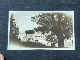 清末民初北京老照片17张，折页相册，背后有16张日本或大连的老照片。完整保存，整体泛银。一张疑似延安宝塔山。