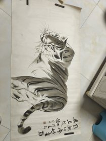 江南虎王江标武四尺整纸 江标武字迅镝，号山君斋主、云山居士。现为中国美术家协会会员、国家一级美术师，文化部艺术服务中心艺术品鉴定评估工作委员会副主任，国家中外交流书画院常务副院长，北京东南美术馆馆长，北京东风艺术区艺术总监。被誉为"江南虎王"、"画虎国手"，荣膺"中国艺术楷模终身成就奖"。