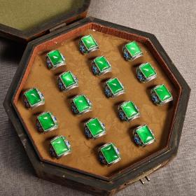 冰种阳绿翡翠戒指一盒

盒子长24  宽24厘米   高9厘米
内径2.0厘米  戒面19X14毫米 戒指单个重26克  

​