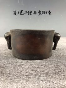 纯铜象鼻耳香炉一个，纯铜制作，保桨自然，器型独特，保桨厚重，匹克老辣，成色如图。