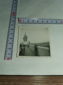 老照片---《南京长江大桥留影》！泛银