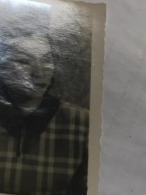 白燕，黑白小照片一张。原名陈玉屏，广东人。1936年考入广州国际影片公司，从此走上演员之路，1937年到香港演出第一部电影《锦绣河山》。是一位香港粤语片演员，演出过多套电影。擅长演绎遭遇不幸的女性和端庄娴淑的贤妻良母，形象鲜明，与吴楚帆、张瑛、张活游合作最多。主演的名片包括：《蝴蝶夫人》。 。