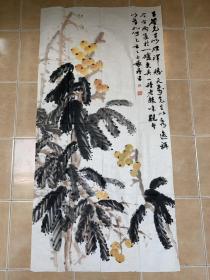 【铁牍精舍】【名家书画】【画1-3】张鼎昌枇杷软片，133x68cm。张鼎昌（1941－ ）上海市人。擅写意花鸟，得潘天寿、吴湖帆先生指授。笔墨淋淳恣肆，浑厚朴茂，出入青藤白石间。后思变法，以原始岩画遗意和金石文之笔趣入画，古意翻新。佳作《宾虹草堂图》为黄宾虹纪念馆收藏；《紫藤》为吕风子纪念馆收藏。《寿桃》一幅，入选“纪念孙中山先生诞辰120周年书画展”。1990年上海朵云轩画廊主办个人画展