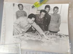 建国初期新闻展览老照片周总理和各位专家探讨密云水库合影照片(罕见)