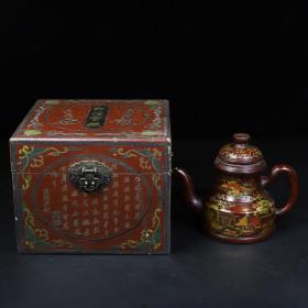 漆器盒紫砂壶一把
紫砂壶长18.5厘米宽10.7厘米高15.5厘米
盒长20厘米宽20厘米高16厘米，总重1745克