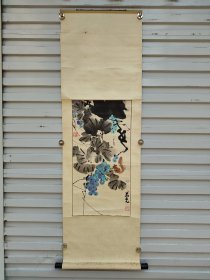 黄希元，一九三五年 八月生于北京。1960年毕业于天津美术学院，后留校任教，为著名艺术大师孙其峰先生和穆仲芹、张其翼等教授名家做助教，高级讲师。 1975年回到家乡，在北京房山师范学校任教在从事教育的50多年里，为国家培养了近百名优秀美术教师，其中大部分已成为美术教育领域的重要骨干力量。并培养了近干名美术人才和学生，很多人已考入了专业美术学校、美术学院。