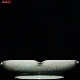 汝窑冰裂纹釉铭记事文本葵口洗
4×22厘米。