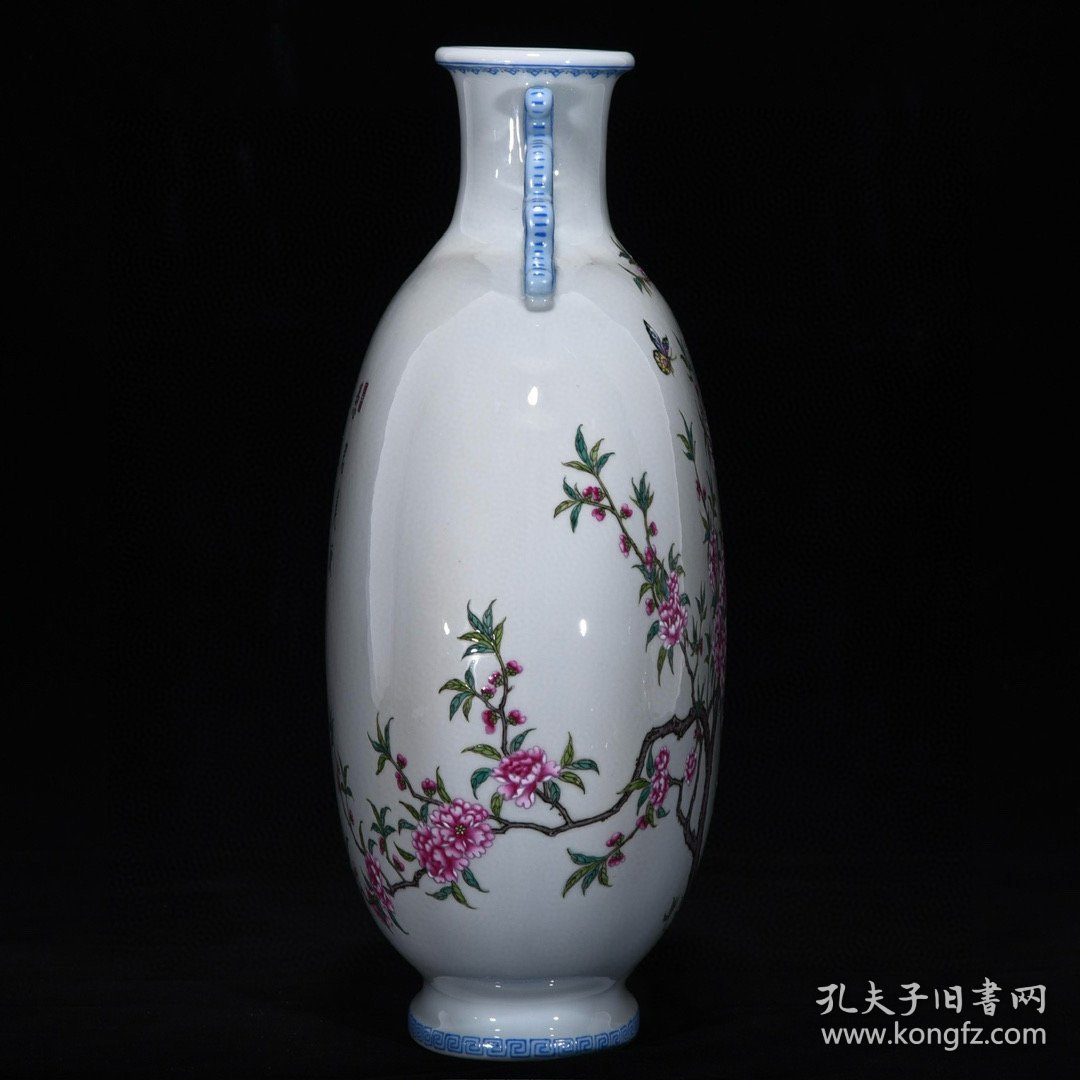 清乾隆粉彩花蝶纹扁瓶，高32厘米，直径26厘米.