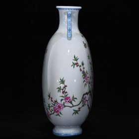 清乾隆粉彩花蝶纹扁瓶，高32厘米，直径26厘米.