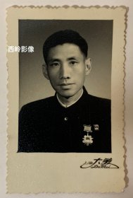 【老照片】约1950年代佩戴功勋章一枚的男士 — 备注：旧主系1950年代上海红十字医院的医生。