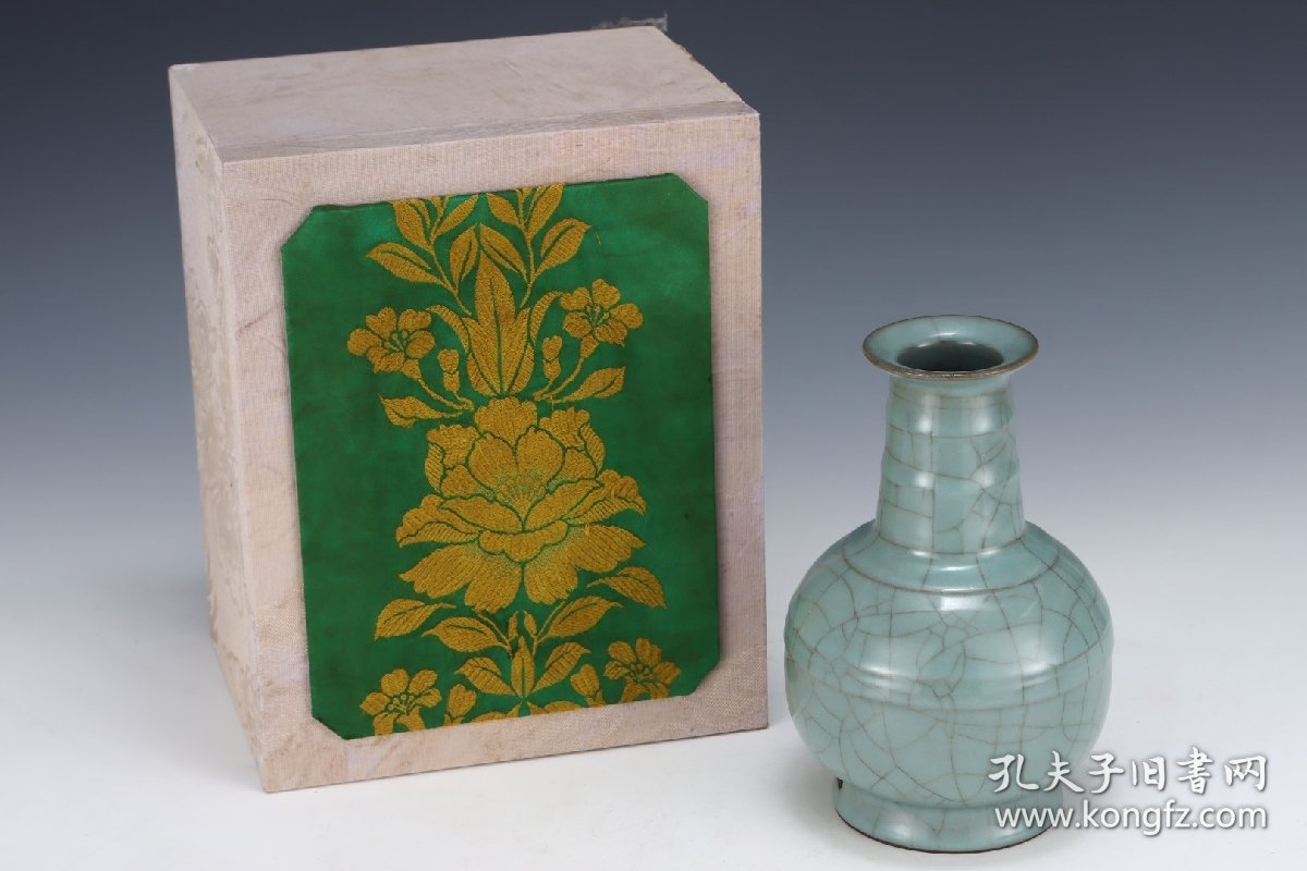 C293---旧藏宋官窑弦纹瓶