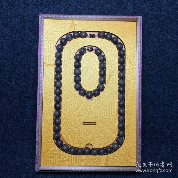 宫廷御用精品首饰套盒内珍藏芽庄沉香佛珠项链和芽庄沉香手串 项链手串尺寸：直径14毫米 首饰盒尺寸：长宽高30/20/7厘米