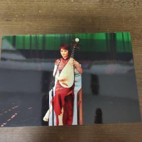 上海评弹团张明弹琵琶照片
