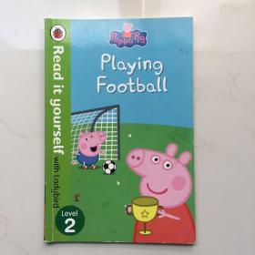 Peppa Pig: Playing Football – Read It Yourself with Ladybird Level 2  英文儿童桥梁章节读物