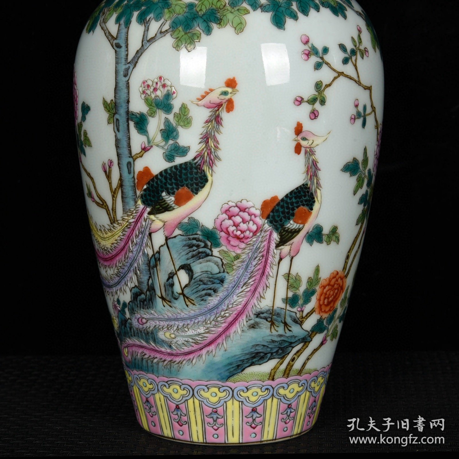 清乾隆珐琅彩描金凤凰戏牡丹纹花瓶 高22.5厘米 直径11.5厘米