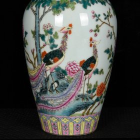 清乾隆珐琅彩描金凤凰戏牡丹纹花瓶 高22.5厘米 直径11.5厘米