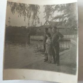 两名士兵和一名美女在河边合影留念照片