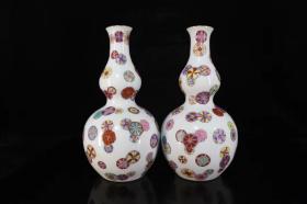 瓷器，珐琅彩皮球花纹葫芦瓶一对
高24厘米 宽11厘米