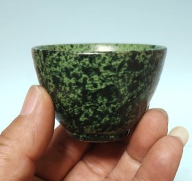 柴烧陶胎，碧绿釉（瓜皮釉），功夫茶杯，品红茶的绝配。杯体碧绿，茶汤红亮。味觉，视觉的双重享受。口径5.5厘米。高4厘米。