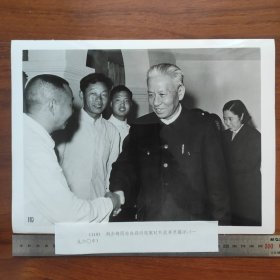 超大尺寸：1960年，刘少奇、王光美在郑州视察时和炊事员握手 （袋1262--110号）