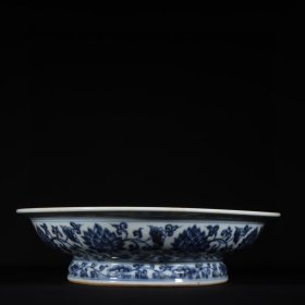 明代宣德青花缠枝牡丹花果鹦鹉高足盘高度7.3cm，口径28cm，底径17cm。