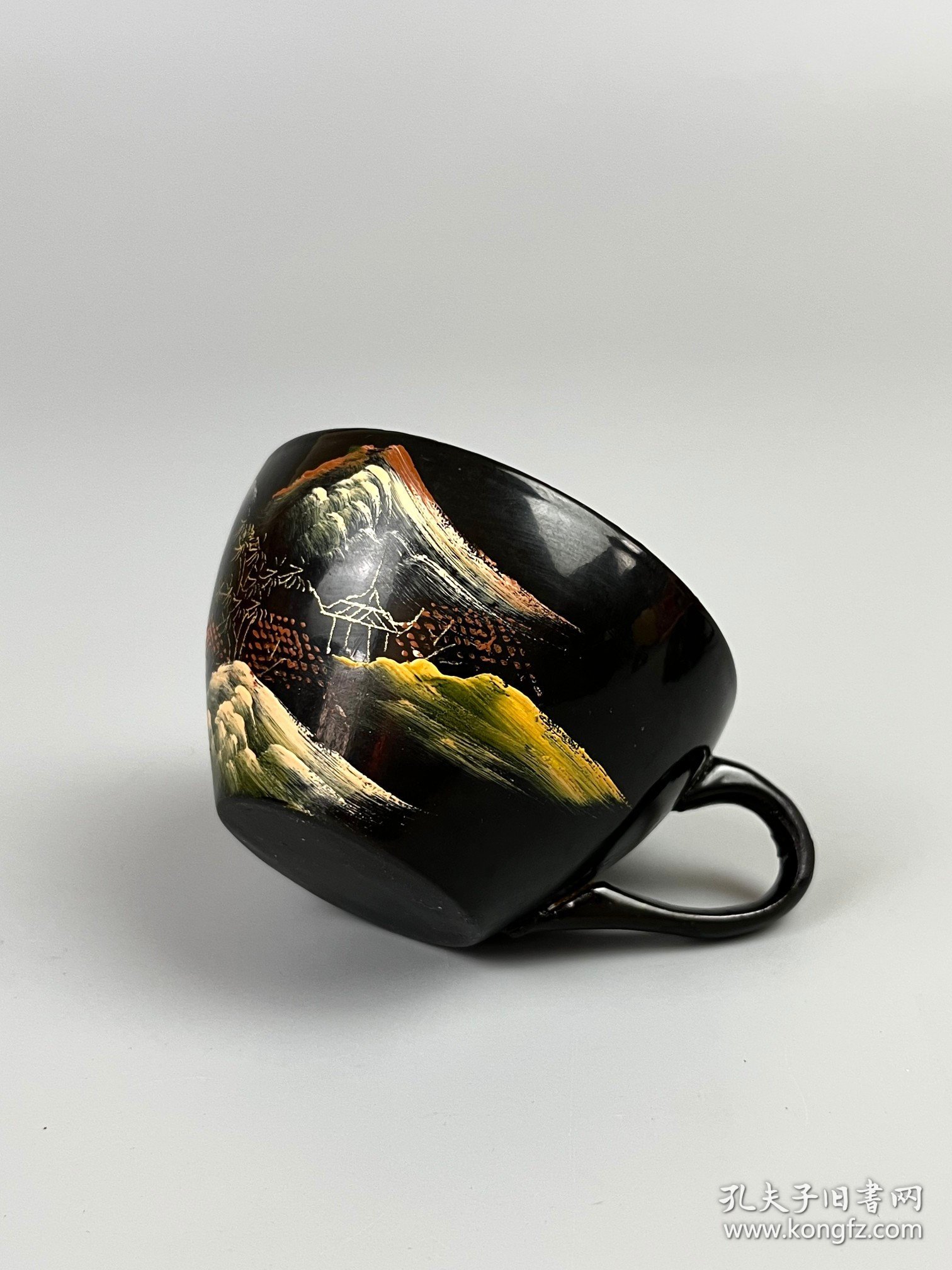 出口创汇时期【木胎大漆手绘山水茶壶】，送两个杯，包老，品相尺寸如图！