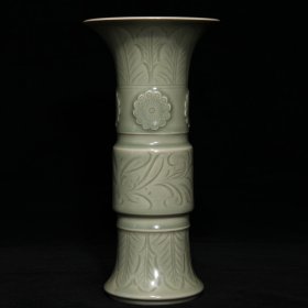 越窑刻花花觚，高25.3cm直径12.5cm