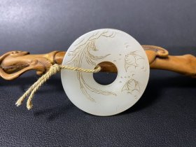 和田玉园币 规格: 5x5x0.4 厘米，重 23克 密度高，沁色自然，油性十足，雕工精细考究，寓意好，玉质细腻温润，收藏精品！