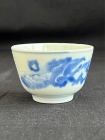 有物自南来：清代青花云龙纹茗杯精品一只：此物微撇口，深腹，圈足，型制端庄大方，胎质洁腻，釉色莹润。口沿与胫部青花弦纹，主体精绘龙纹，双目圆睁，须发飘逸，鳞爪高扬，躯体矫健，驰骋于云雾日辉间，威仪雄武。画法流畅飘逸，笔触细腻，青花发五色，绝非俗手肆意涂抹可为。衔烛耀天地，腾云驭风雷。