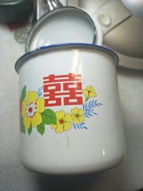 劳动牌90年代的陶瓷杯一个，囍字和花图案，按图发货包老包真，品相还行28包邮，可以当个怀旧老摆件，或者正常使用