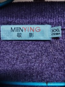 道具服饰；敏影牌织花女式羊毛衫，紫色。XXL.179/90A。