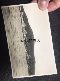 【照片珍藏】民国威海刘公岛沿岸建筑及周边景象，可见码头设施和停靠的舰船，以及山体和山顶建筑。老照片内容少见，品佳难得