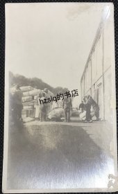 【民俗风情】民国某地棉花或其它商品仓库旁工人搬运货物及周边场景，老照片内容少见，较为难得