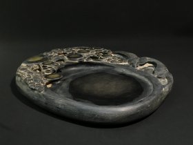 ￼ ￼ ￼ 旧藏端砚 多子多福，石料完美，质地细腻，古朴自然，整砚天然石眼丰富，清晰明亮，巧刻葡提构思巧妙，工艺精湛，砚背铭文劲挺，刀工犀利，包浆浑厚，款：孙智敏。收藏赏用珍品。 尺寸：25/19/4cm。重3.06公斤。