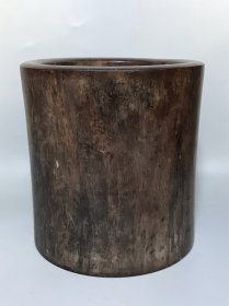 清 老黄花梨笔筒，皮壳老辣，实物拍摄 高15.5cm，口径15.5cm 纹理自然，适合书房摆设，成色轻微使用痕迹