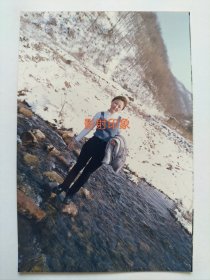 九十年代穿貂皮大衣的美女冬天在河边石头留影照片(6)