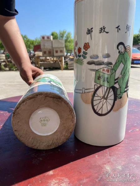 笔筒一对，器型规整，保存完好