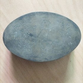 墨盒   面和底都刻有人物画和子   长约  13   宽 8.3000高 2.5 CM  (特殊商品 我宗旨是 先看好想好再拍 过后不包退 合作愉快 谢谢)