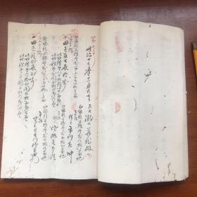 清未档案，1893年（日本明治二十六年）时期，由宫本乡区裁判所收集的证据、状子、证词等合集，厚厚的一本，片幅有限，没照完，多枚印章。具有丰富的历史、政治研究价值，毛笔书写，内容丰富，因为年代久远，有虫蛀，具体见图，包真包老，拍前看好，拍后不退。